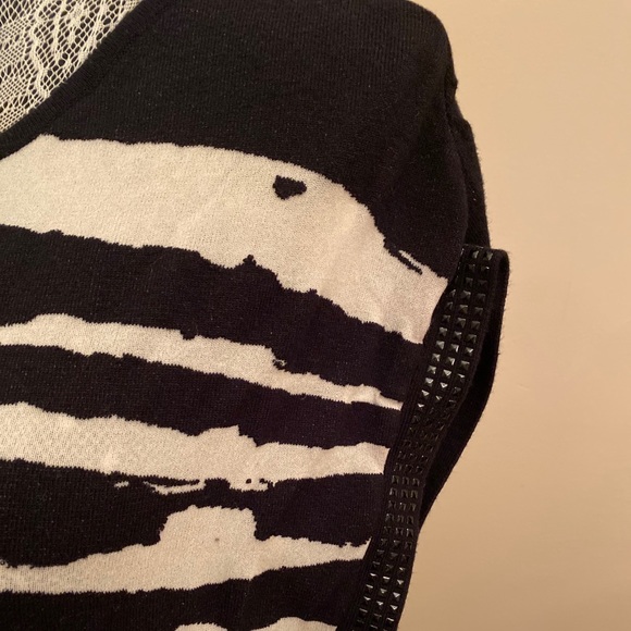 Guess Women’s Small Short Sleeve Zebra Print Stretchy Tunic - Picture 3 of 5